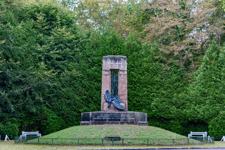 Francia - Compiegne 27 - La Clairiere de l'Armistice - monumento de Las Lorenas Alsacianas.jpg